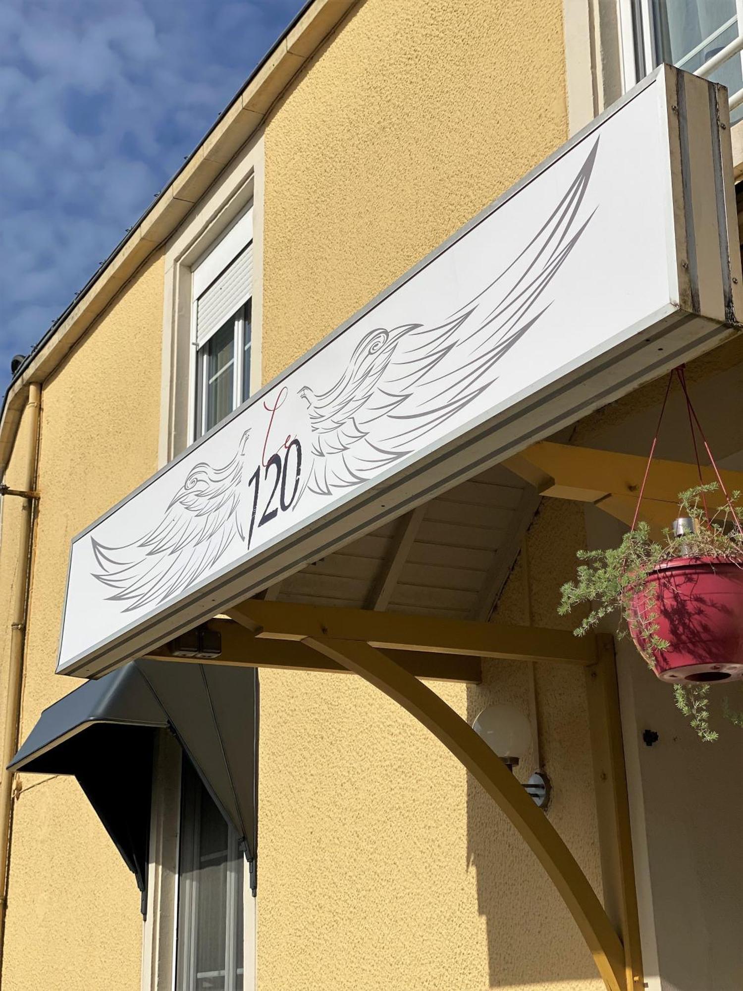 Le 120 - Groupe Logis Hotels - Ex Auberge La Terrasse La Chataigneraie  Luaran gambar